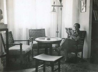  (L) Slawa Duldig in her and Karl Duldig’s Viennese apartment with the furniture she co-designed, c. 1931.